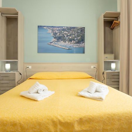 פינאלה ליגורה Hotel La Bussola מראה חיצוני תמונה